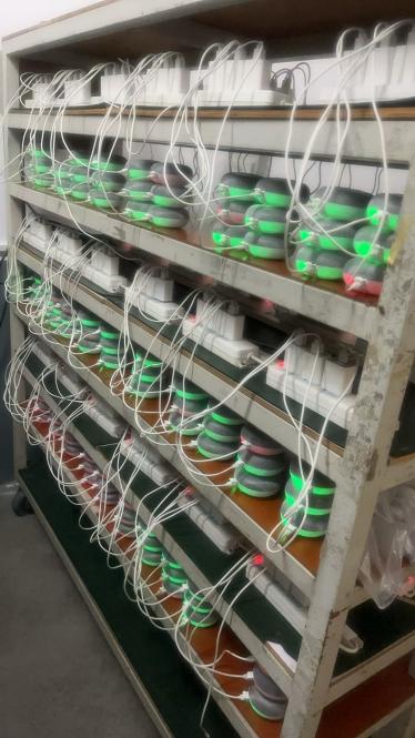 Connected round lights operating on a multi-tier factory rack